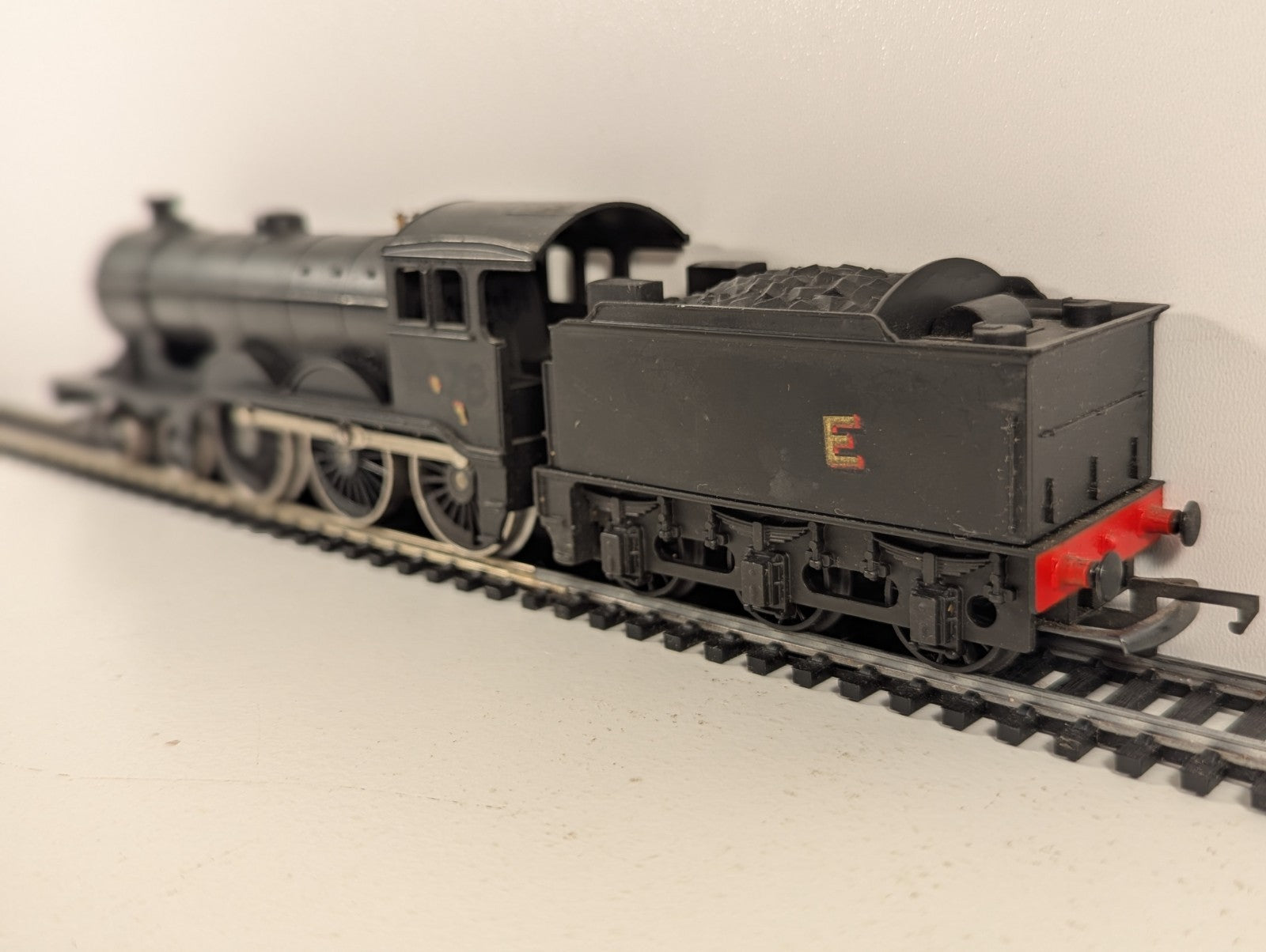 Hornby R150 OO Gauge LNER Class B12 LNER Wartime Black - Boxed