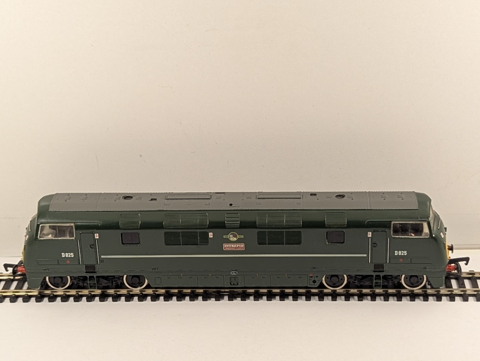 Mainline OO Gauge Class 42 Warship D825 'Intrepid' Diesel Locomotive