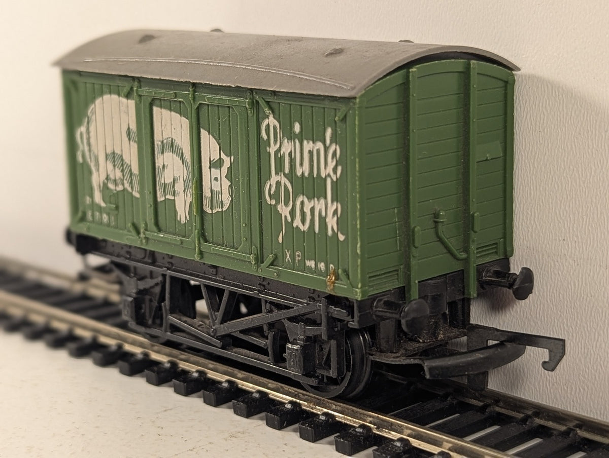 Hornby OO Gauge Prime Pork Ventilated Van Goods Wagon E71011 Prime Pork Green