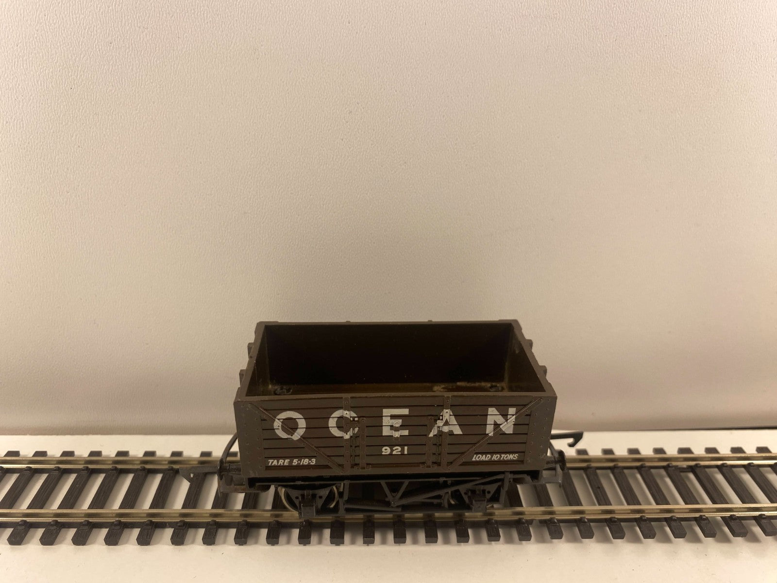 Hornby R009 Ocean 7 Plank Wagon, model number 921