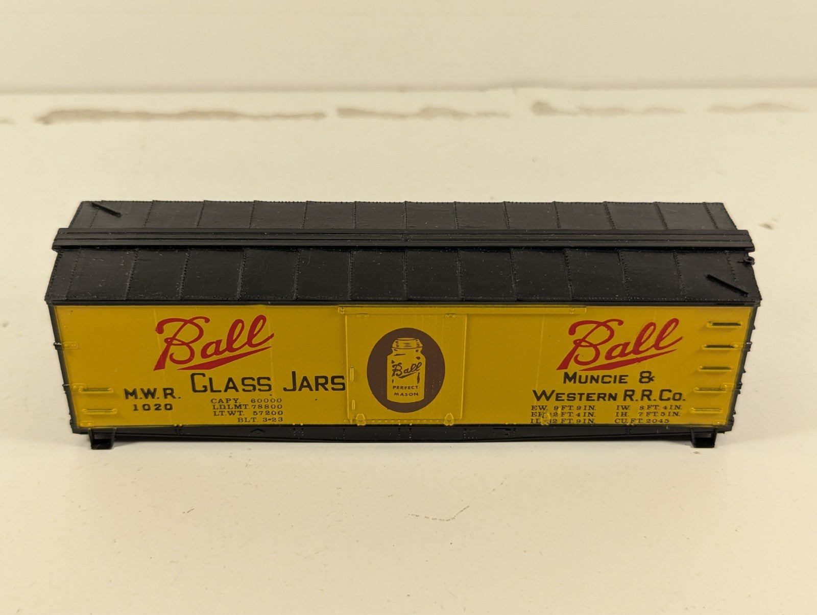Roundhouse Products 3023 36' Billboard Box Car Kit HO Scale - Boxed