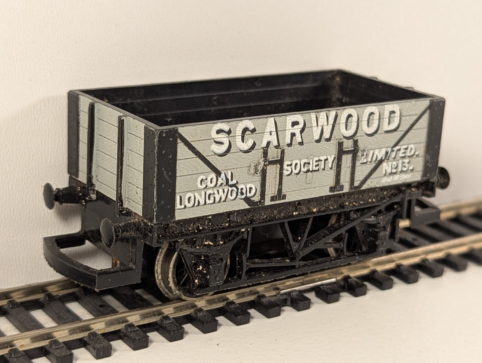 Hornby R716 OO Gauge 5-Plank Open Wagon – “Scarwood Coal, Longwood Society Ltd”