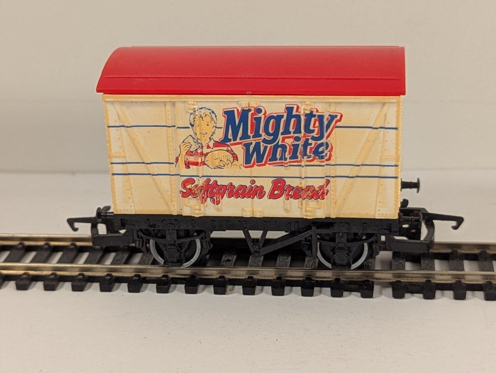 Hornby R726 Mighty White Softgrain Bread Closed Van OO Gauge
