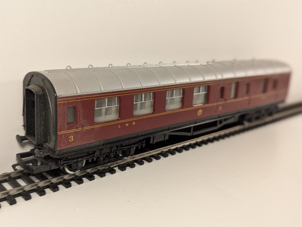 Hornby R475 OO Gauge LMS Brake Third Coach – 5714 (W248) boxed