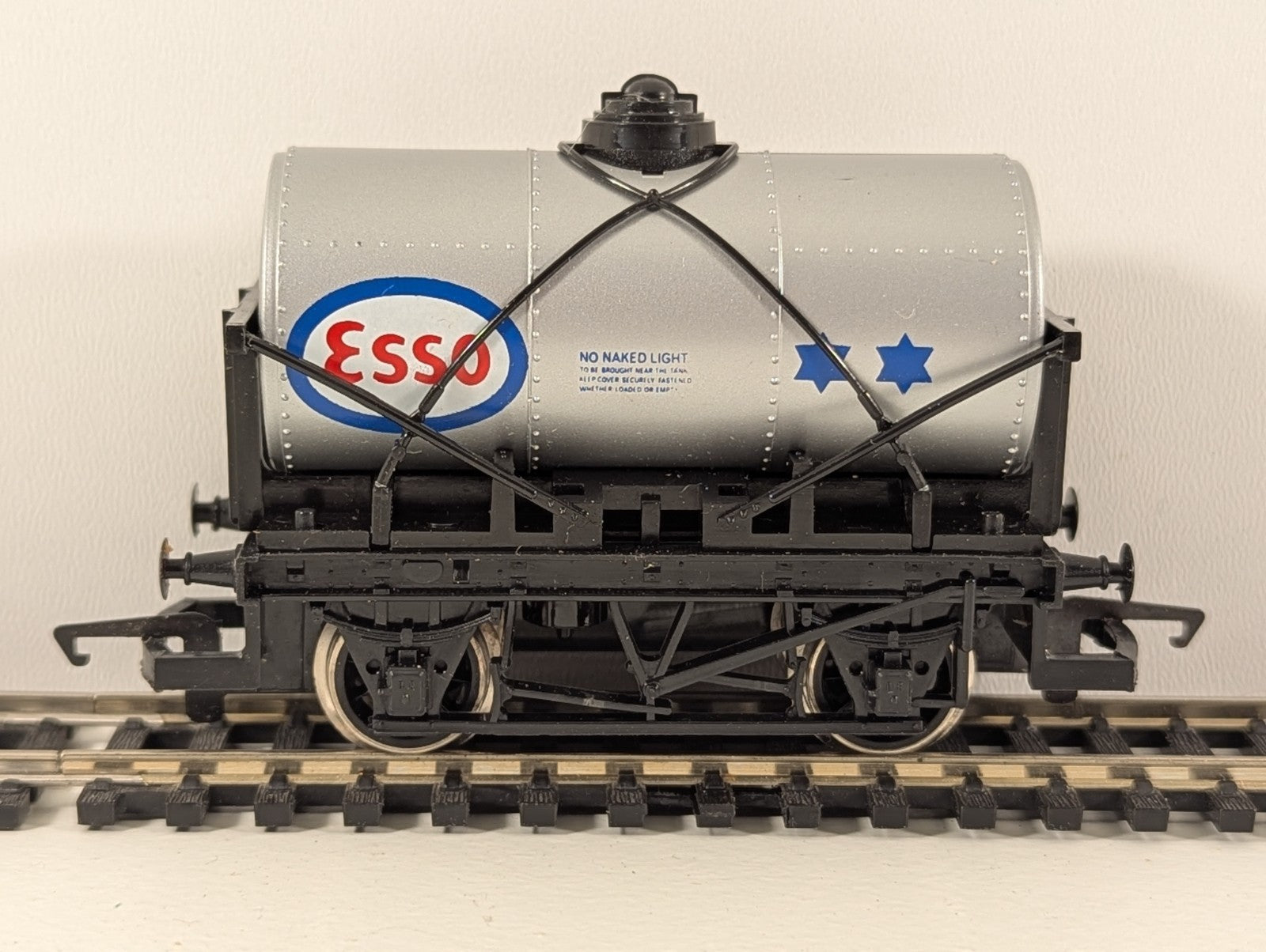 Hornby R713 Esso Tank Wagon