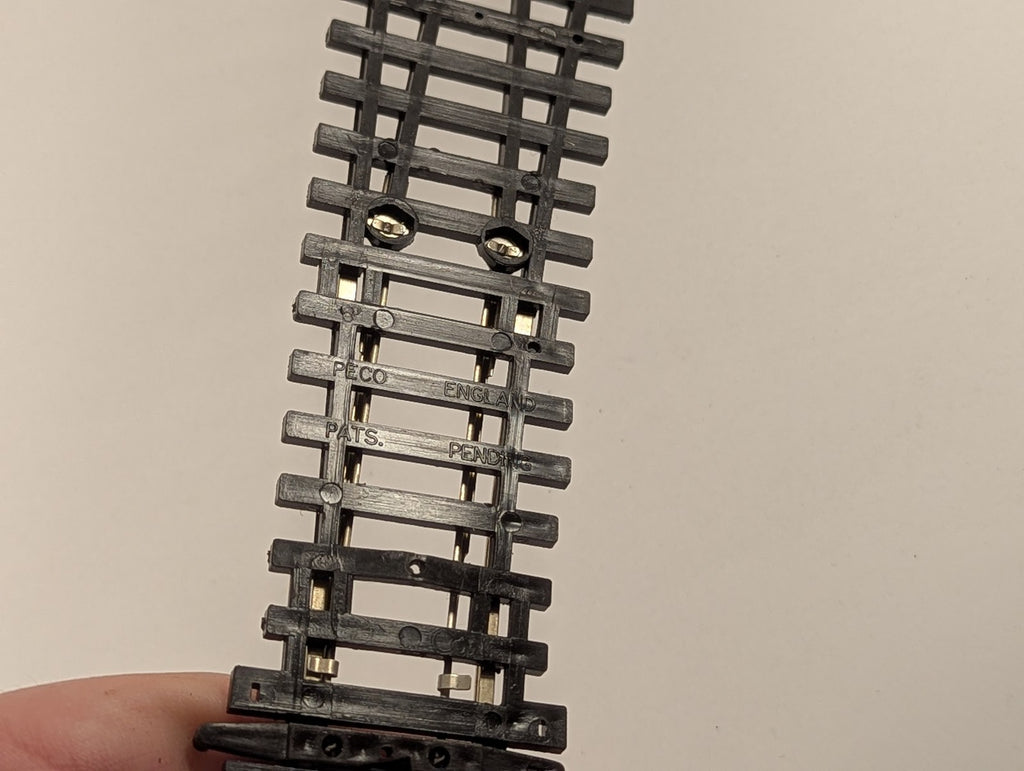 Peco OO Gauge Streamline Right Hand Turnout (Brass Rail)