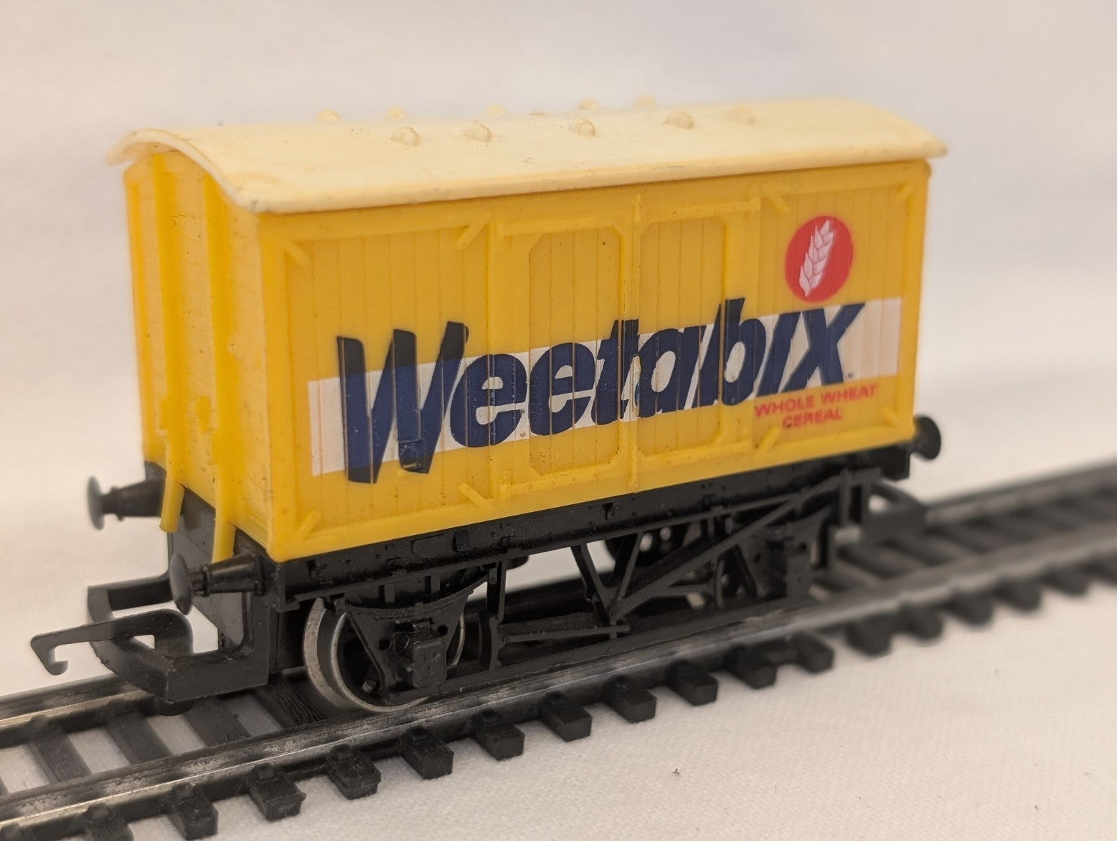 Hornby R728 OO Gauge “Weetabix” Closed Wagon