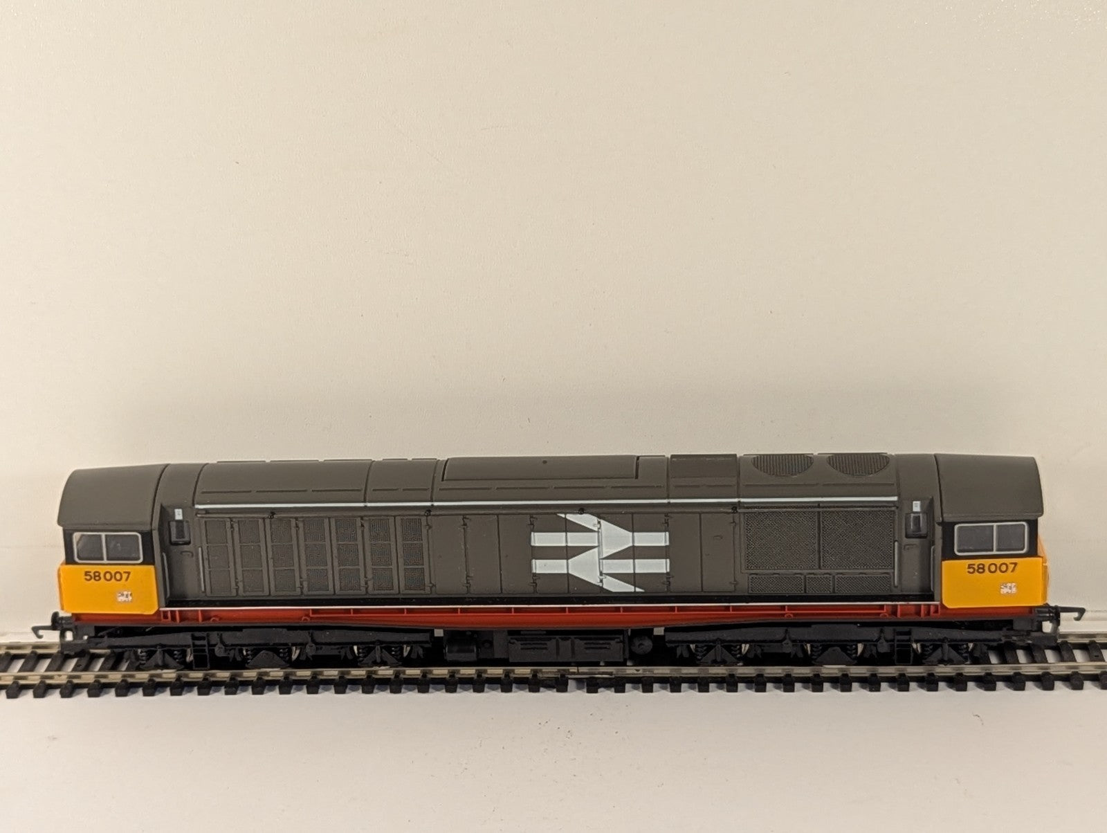 Hornby R250 Class 58 No. 58007 BR Railfreight Red Stripe - Boxed