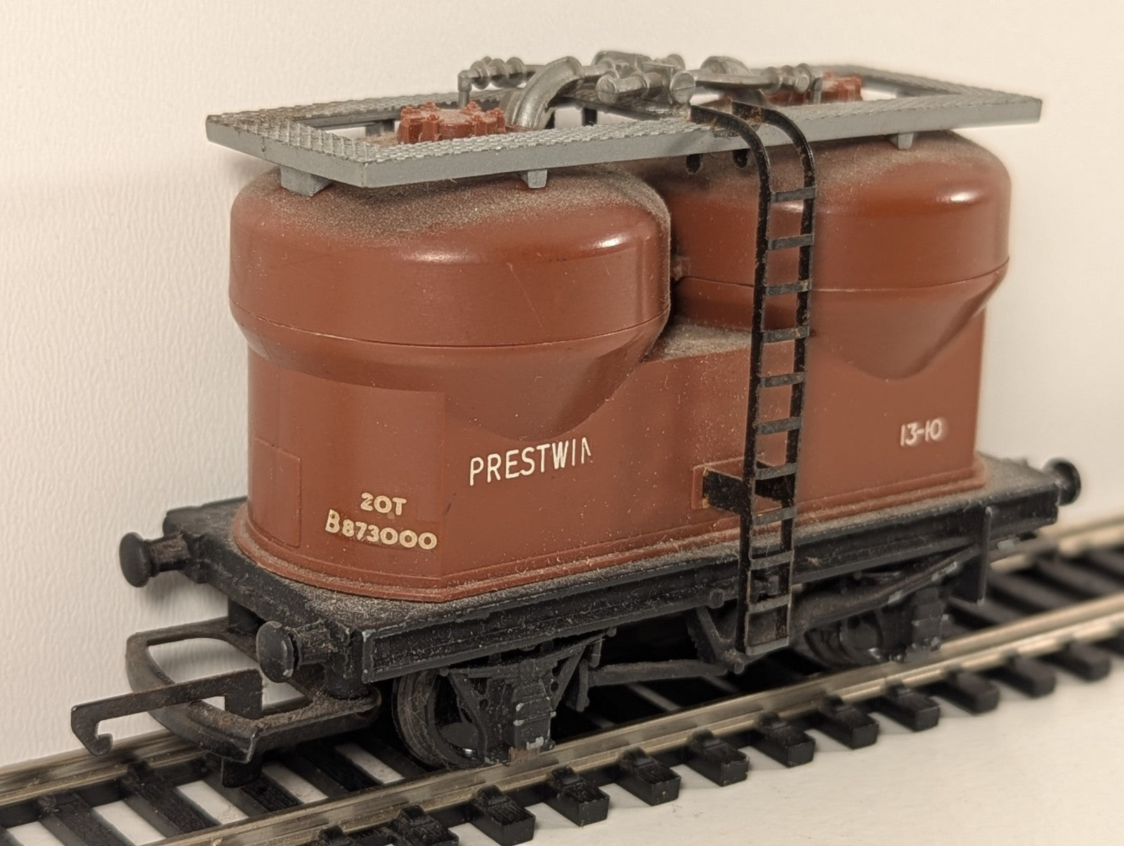 Wrenn 20-Ton Prestwin Twin Silo Wagon OO Gauge