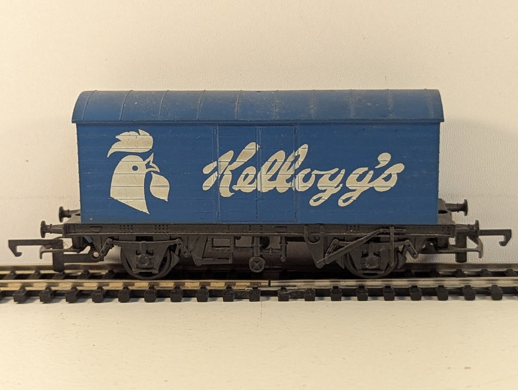 Hornby R222 OO Gauge Kellogg's Closed Goods Van