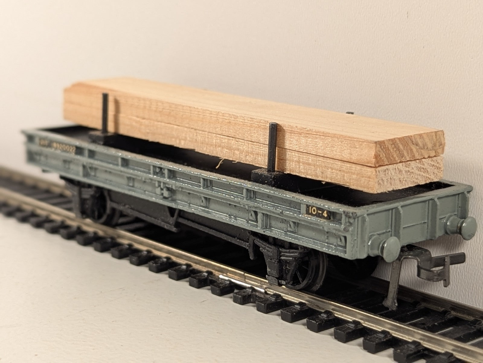 Hornby Dublo 4615 OO Gauge BR Double Bolster Wagon with Timber Load - Wrong Box