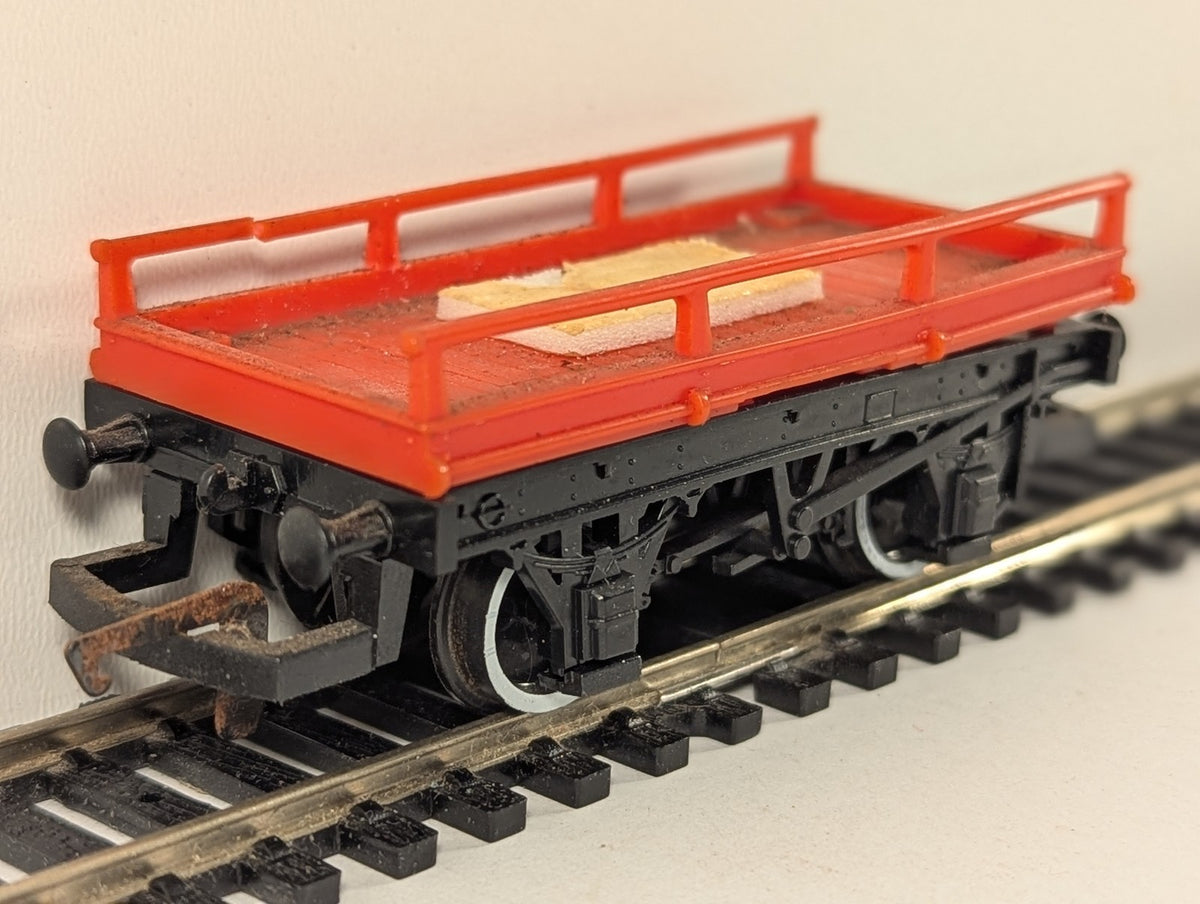 Hornby OO Gauge Low Sided Wagon Goods Wagon Red and Black