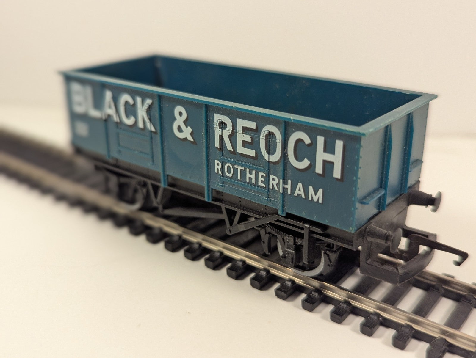 Hornby R021 – 20-Ton Steel Mineral Wagon ‘Black & Reoch 22’