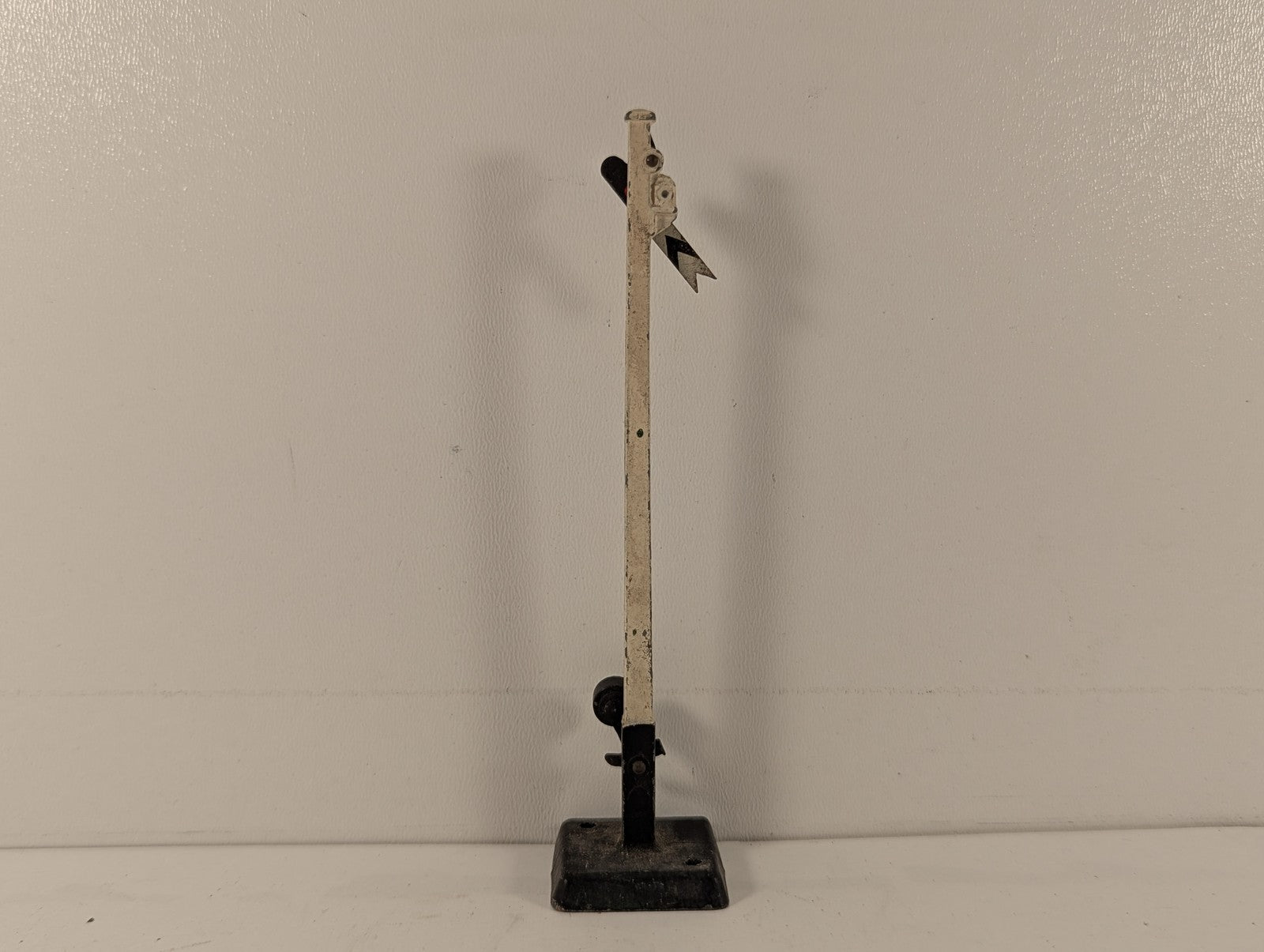 Hornby OO Gauge No. 1 Distant Signal Yellow and black arm with white post