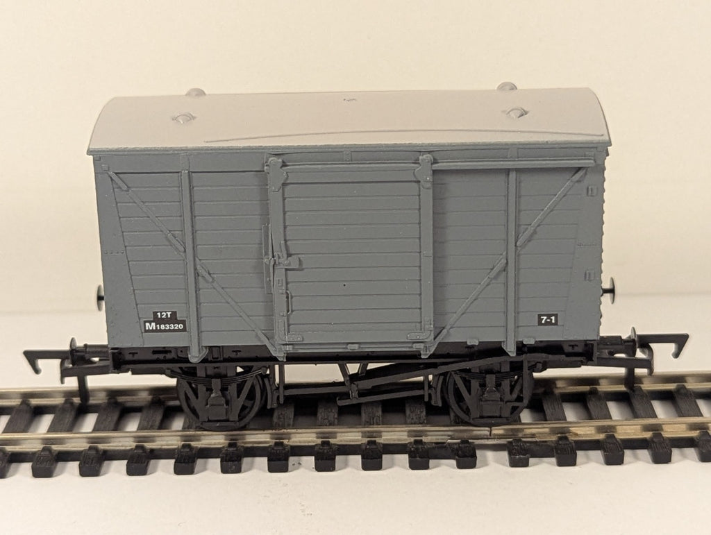 Dapol 4F-011-046 OO Gauge Ventilated Van BR Grey M183320