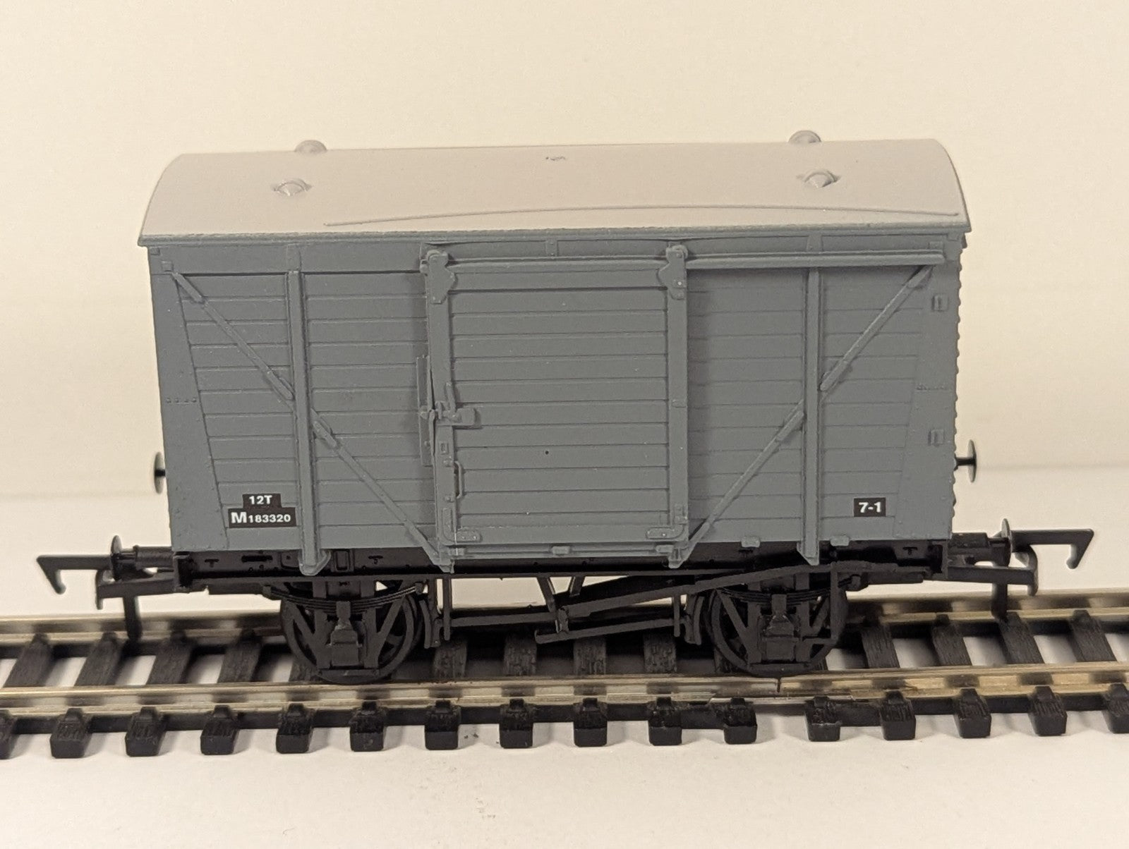 Dapol 4F-011-046 OO Gauge Ventilated Van BR Grey M183320