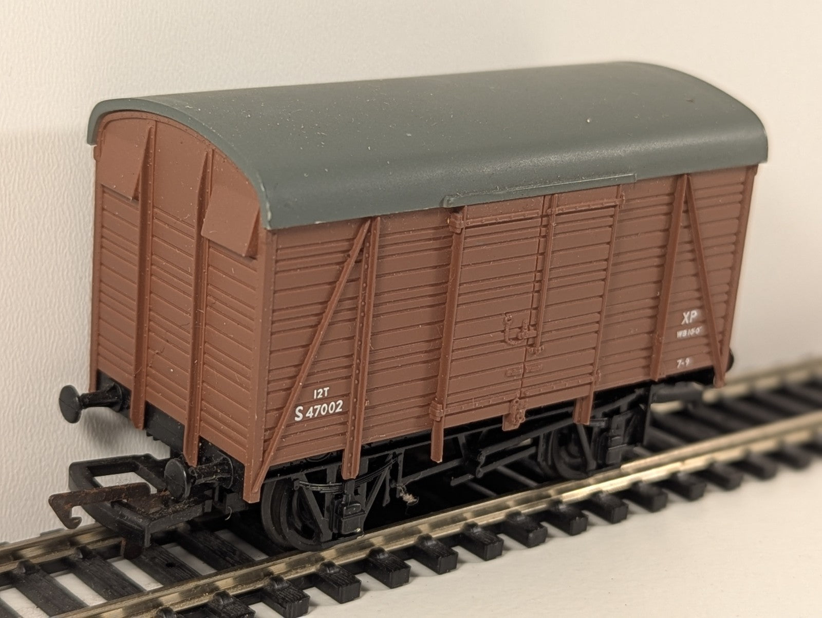 Mainline 37449 – 12T Double Vent Box Van S47002 (Brown, OO Gauge)