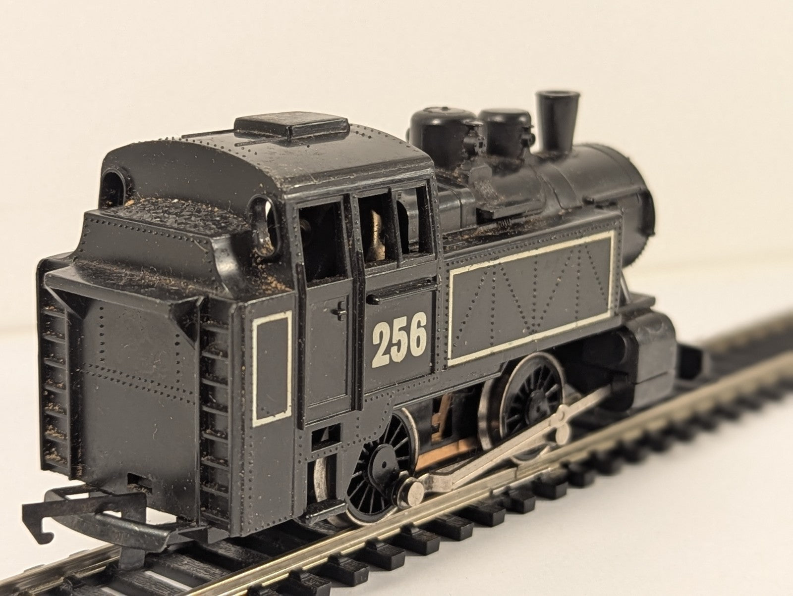 Hornby R256 OO Gauge “International” Industrial Tank Locomotive No.256