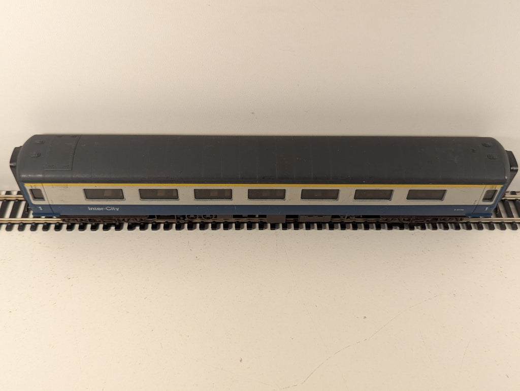 Airfix BR Mk2D First Open Coach OO Gauge