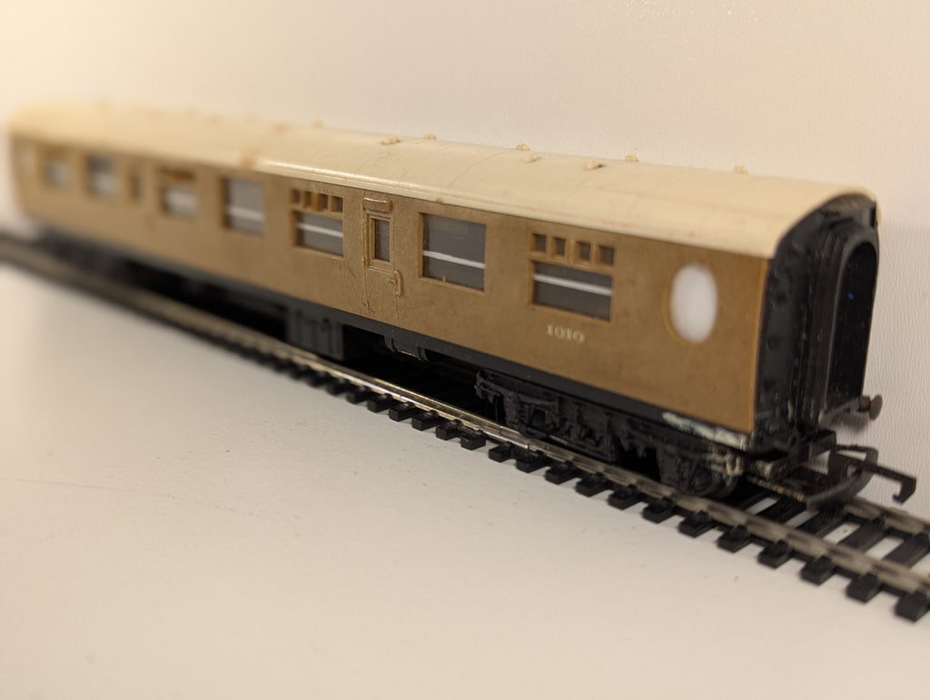 Hornby R745 LNER Corridor Full Third Coach 1010 – OO Gauge