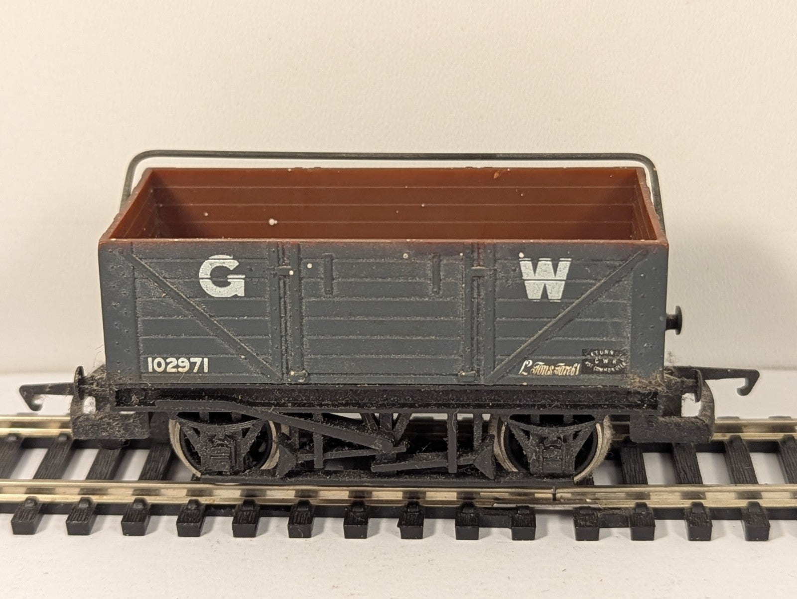 Hornby R240 OO Gauge GWR Wagon With Sheet Rail 102971