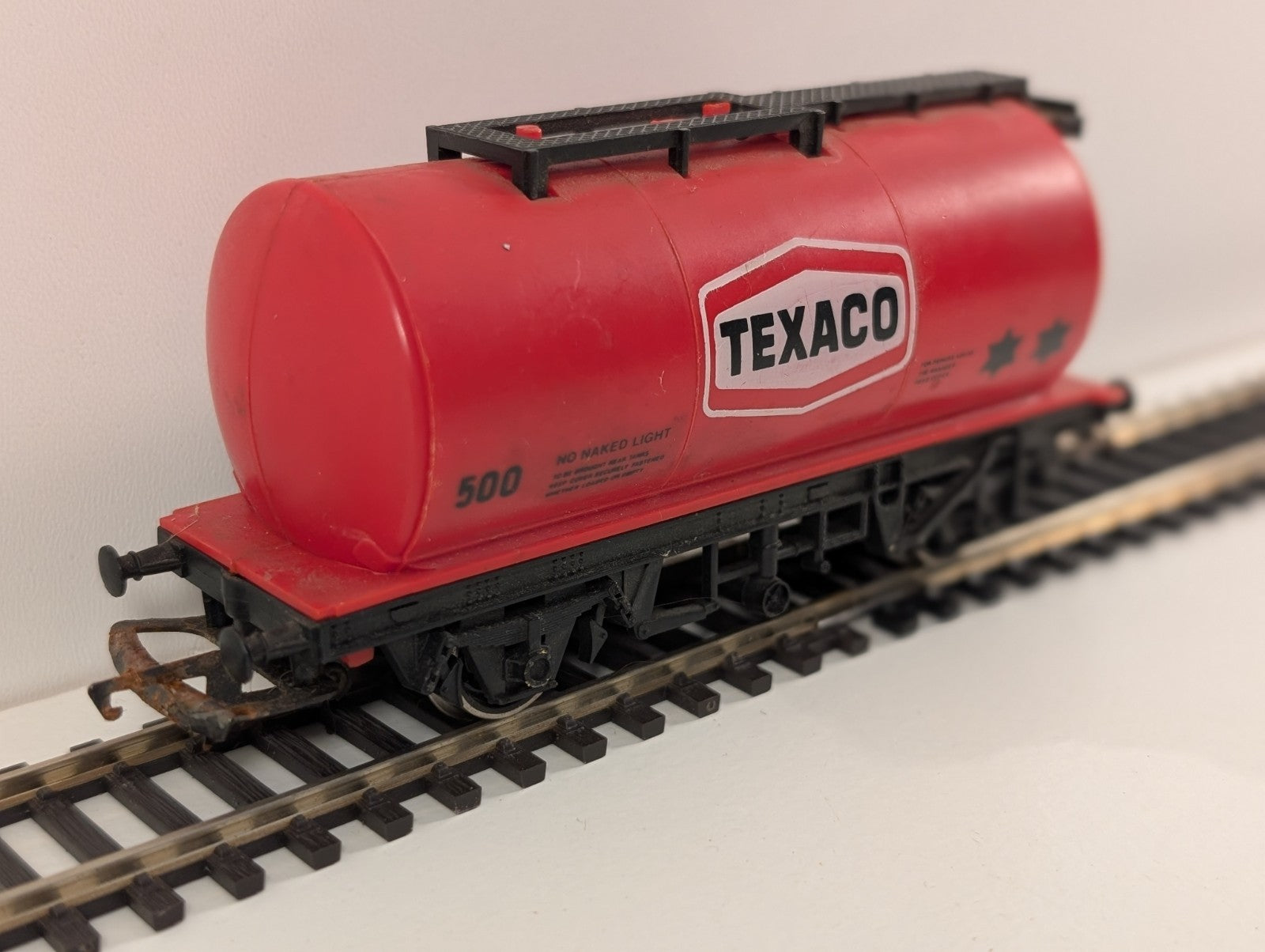 Hornby R184 OO Gauge Texaco Tank Wagon – Red Livery