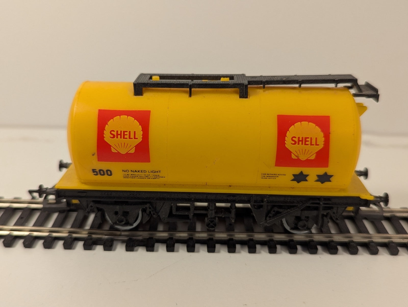 Hornby R720 OO Gauge TTA Tank Wagon – Yellow ‘Shell’