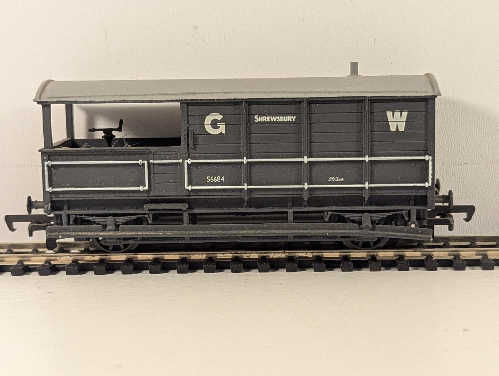 Mainline OO Gauge GWR 20 Ton Toad Brake Van 56684 GWR Grey 37-140