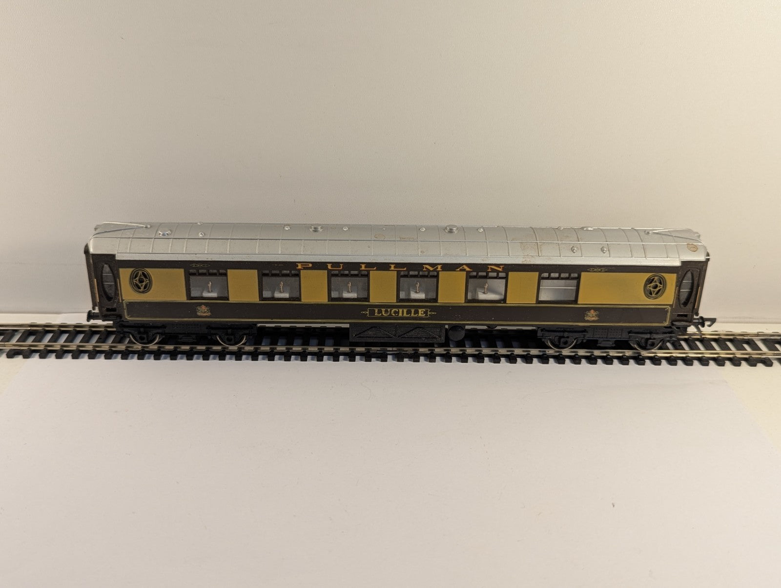 Hornby OO Gauge Pullman First Class Parlour Car "Lucille" - Missing Coupler