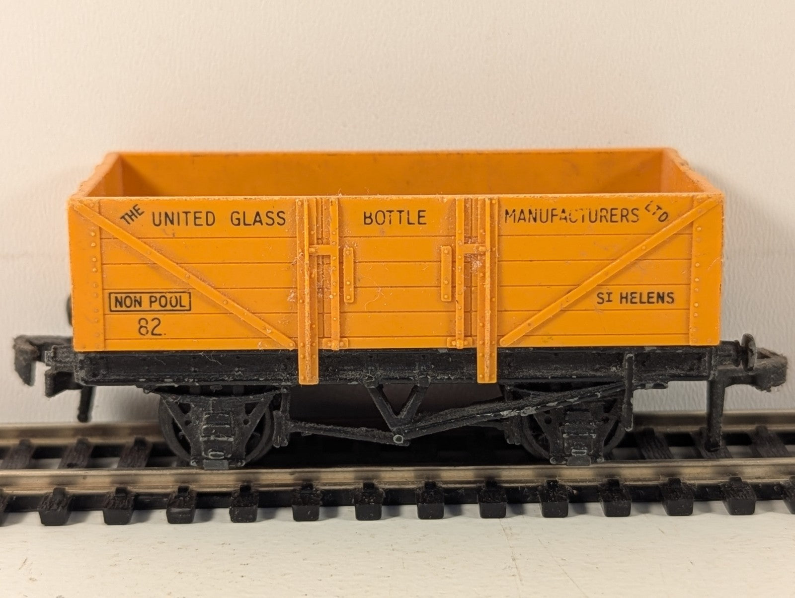 Hornby Dublo United Glass Bottle Manufacturers Wagon OO Gauge - Missing Buffer