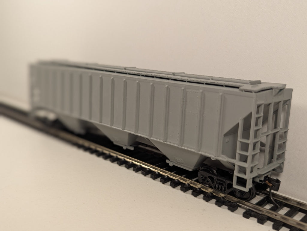 Athearn HO Scale 54' Rib Side 3-Bay Covered Hopper – Painted Unlettered