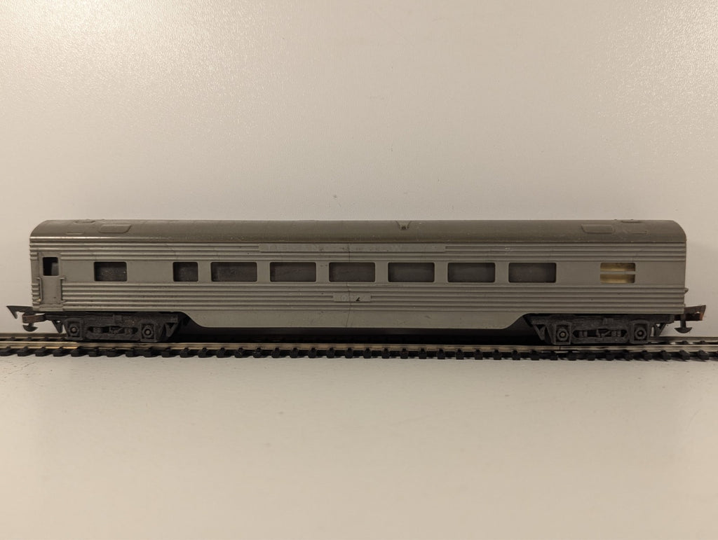 Tri-ang R25 OO Gauge Transcontinental Series Passenger Coach - Damaged decals
