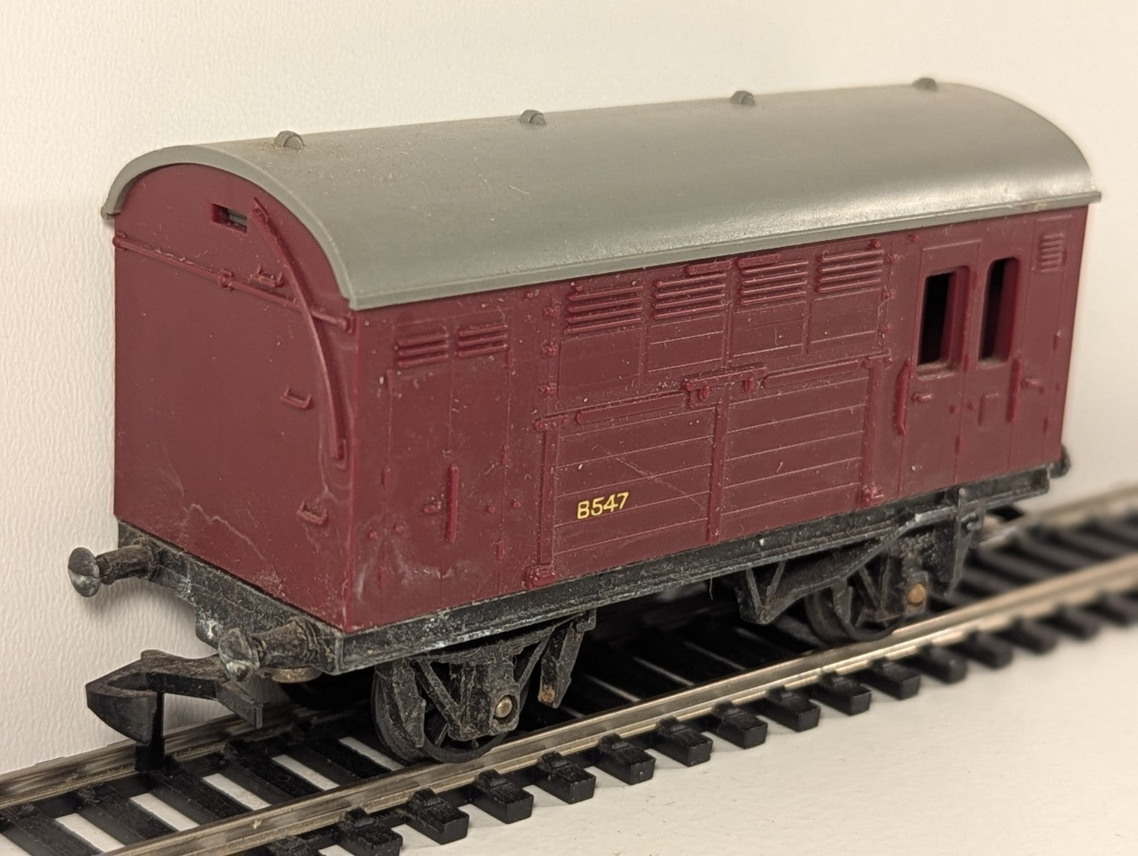 Hornby Horse Box Wagon BR Maroon B547 OO Gauge Coverter Wagon