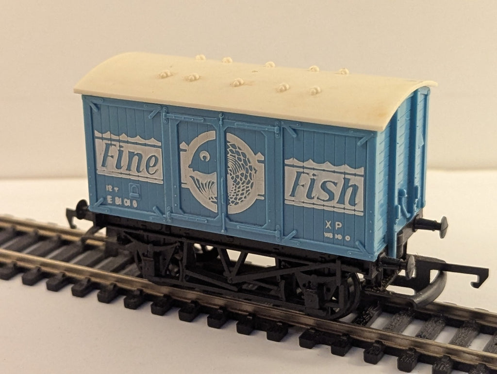 Hornby R118 OO Gauge BR Blue 12T Fine Fish Van E81010