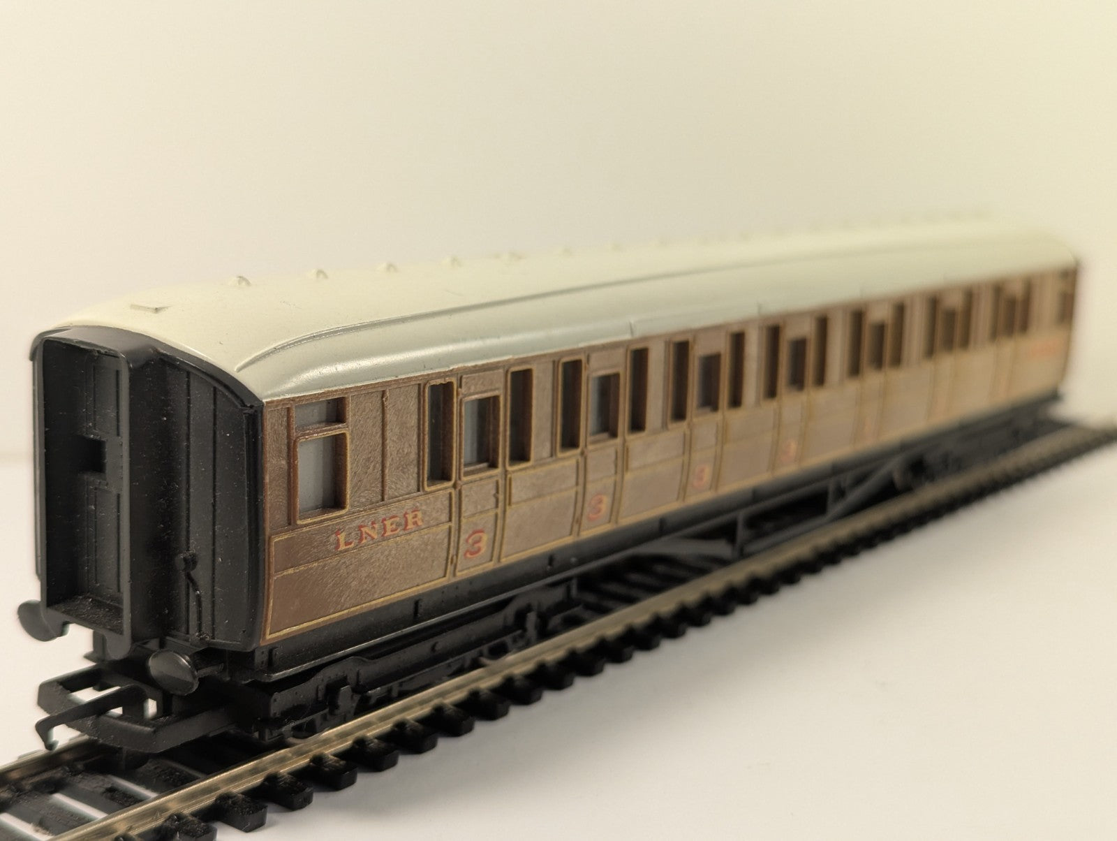Hornby RailRoad OO Gauge LNER Teak Composite Coach for Mallard