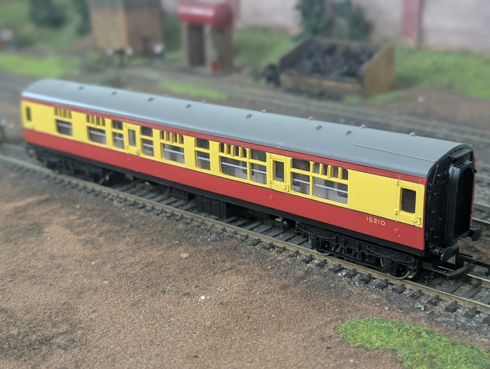 Tri-ang R626 OO Gauge BR Mk1 Composite Corridor Coach M15210 Crimson & Cream