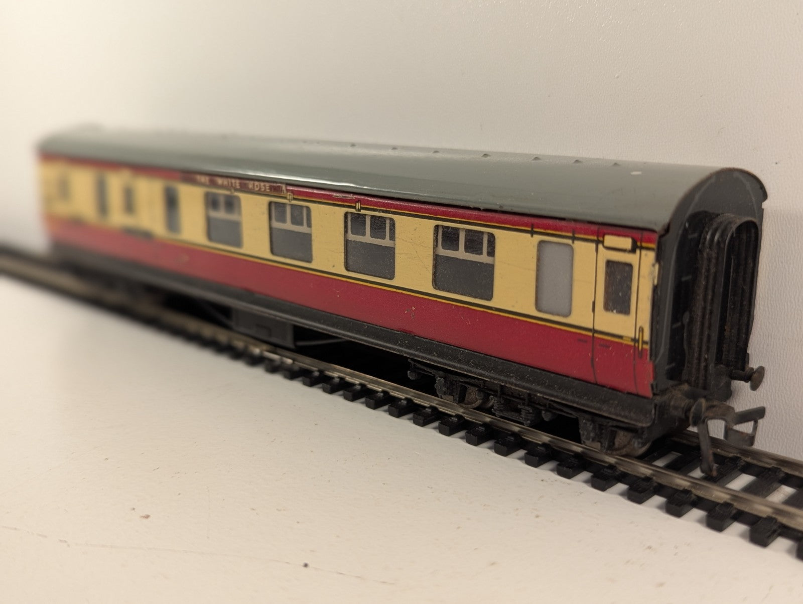 Hornby Dublo OO Gauge Tinplate Corridor Brake Coach "The White Rose"