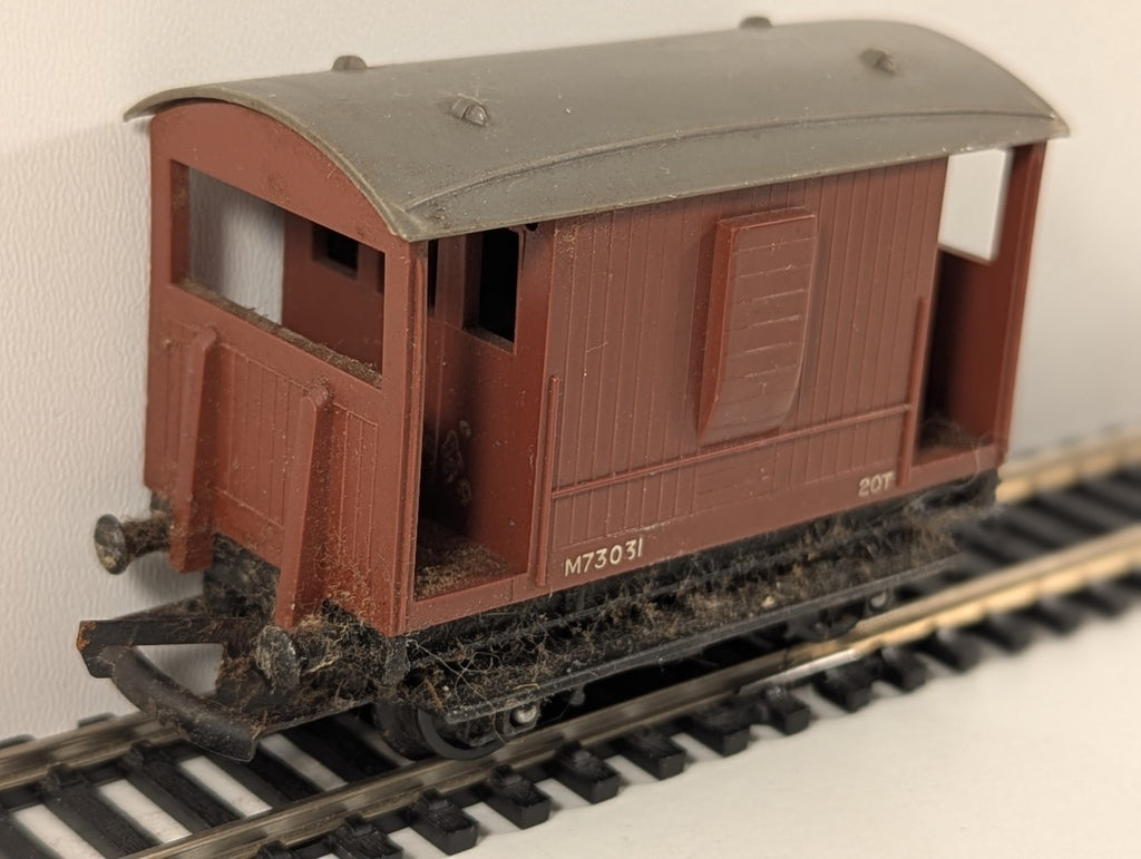 Tri-ang R016 (R16) OO Gauge Short Brake Van – ER No. M73031 (Brown)