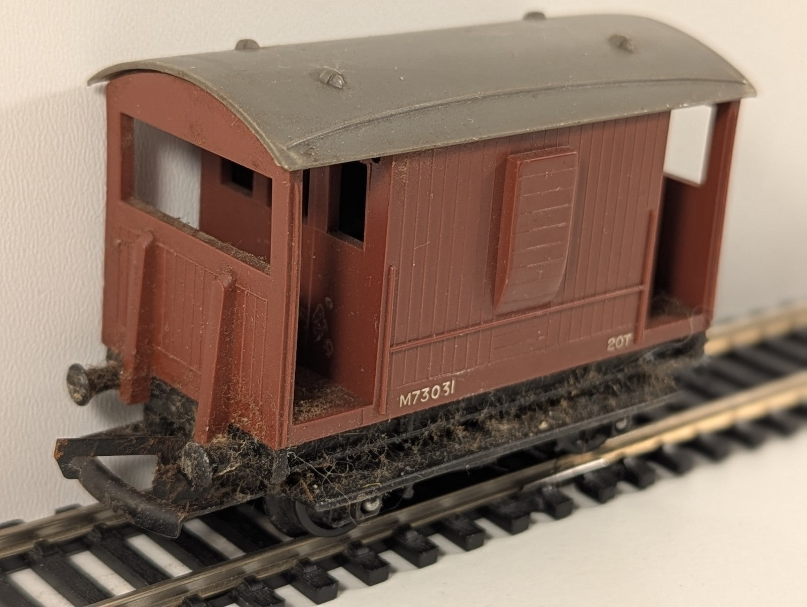 Tri-ang R016 (R16) OO Gauge Short Brake Van – ER No. M73031 (Brown)