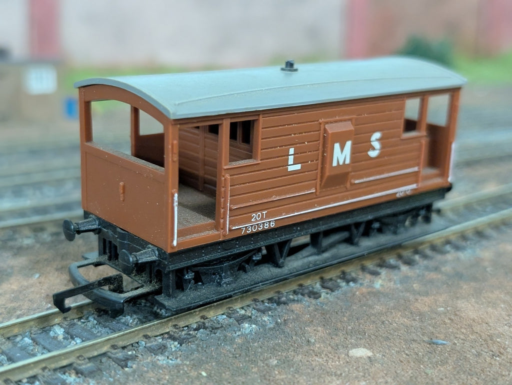 Hornby OO Gauge LMS 20 Ton Brake Van No. 73386 Brown Livery