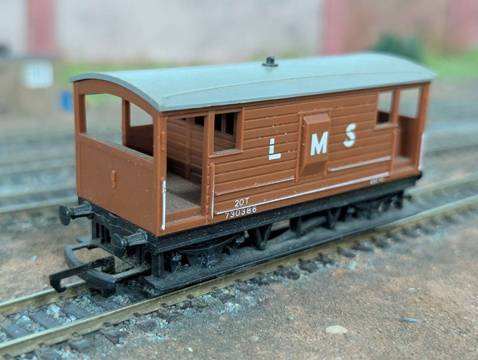 Hornby OO Gauge LMS 20 Ton Brake Van No. 73386 Brown Livery