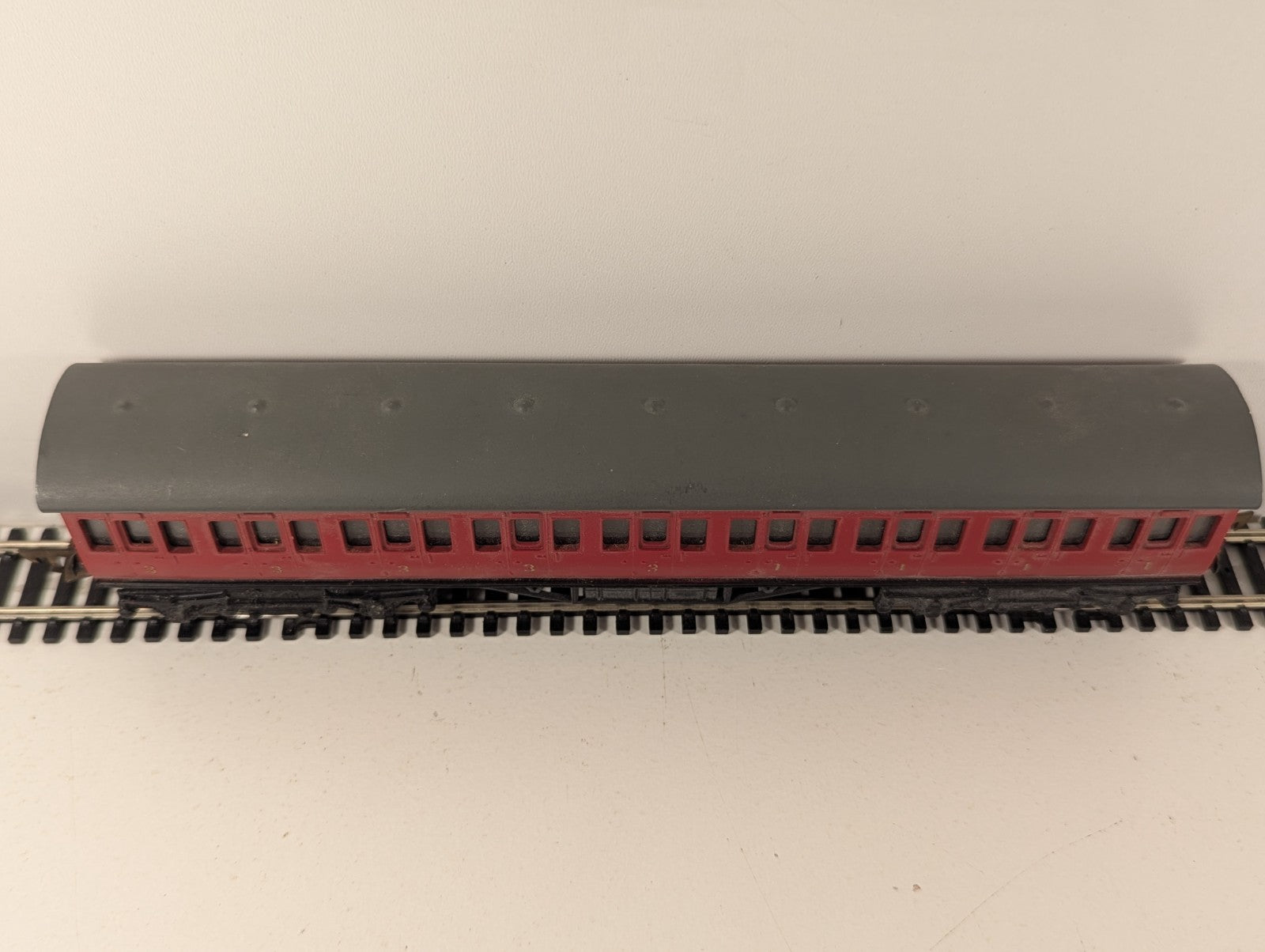 Graham Farish OO Gauge LMS 57ft Non-Corridor Composite Coach