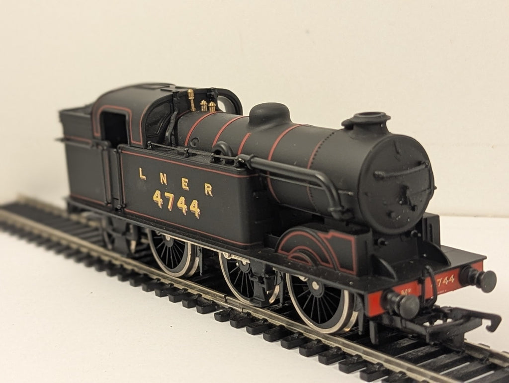 Mainline OO Gauge Class N2 0-6-2T Steam Locomotive 4744 LNER Lined