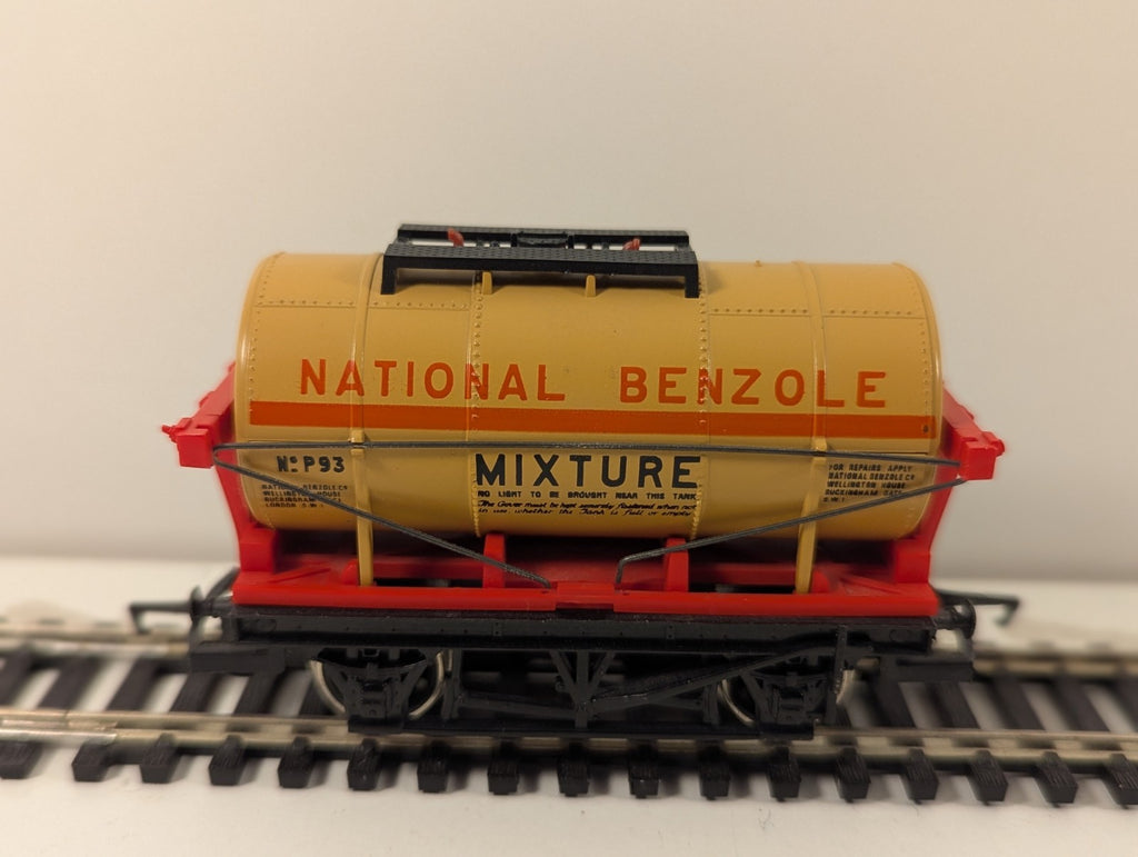Hornby R221 OO Gauge National Benzole Tank Wagon