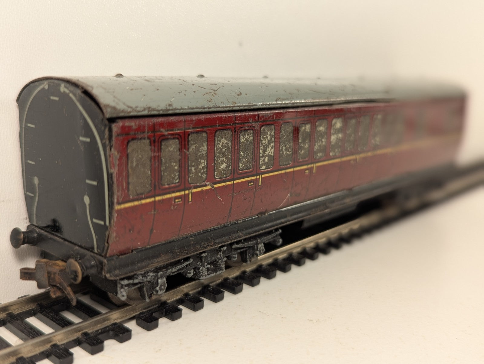 Hornby Dublo BR Maroon Suburban Tinplate Coach OO Gauge - Chipped Paint