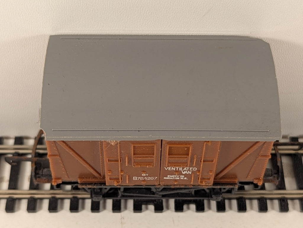 Hornby R011 BR Brown Ventilated Van