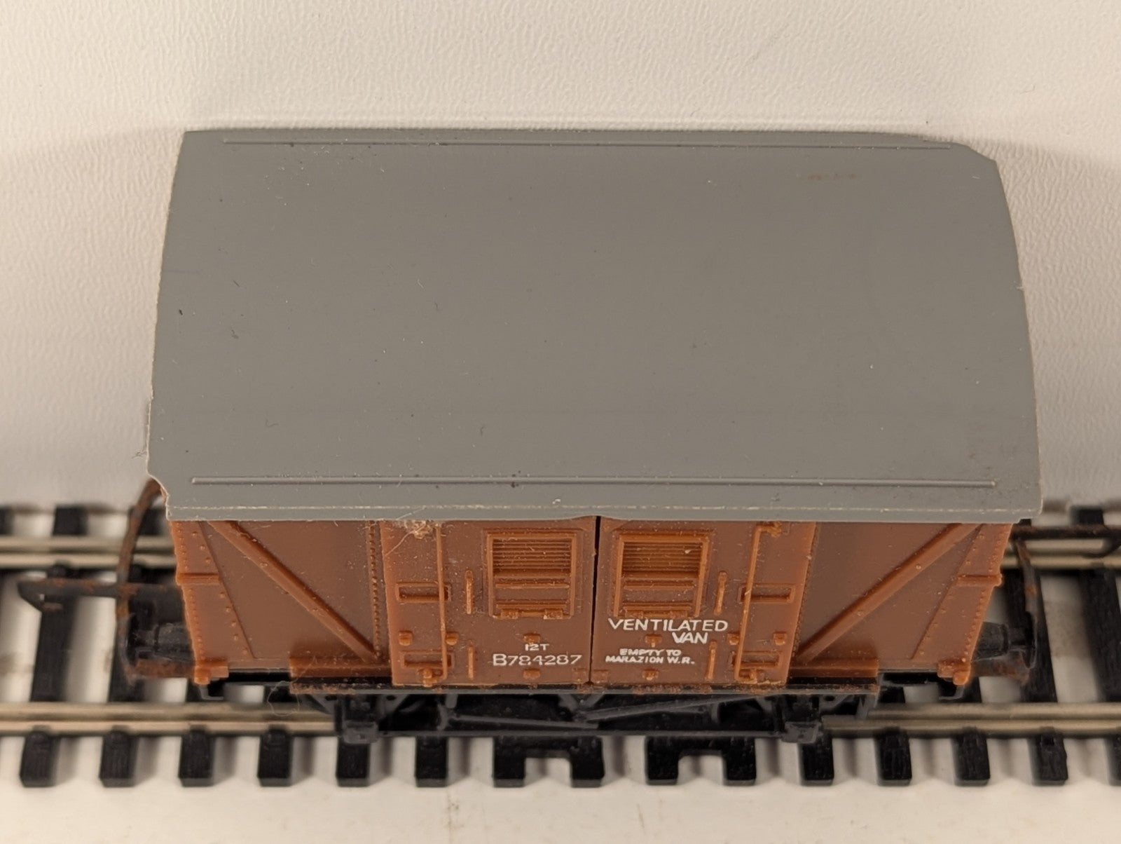 Hornby R011 BR Brown Ventilated Van