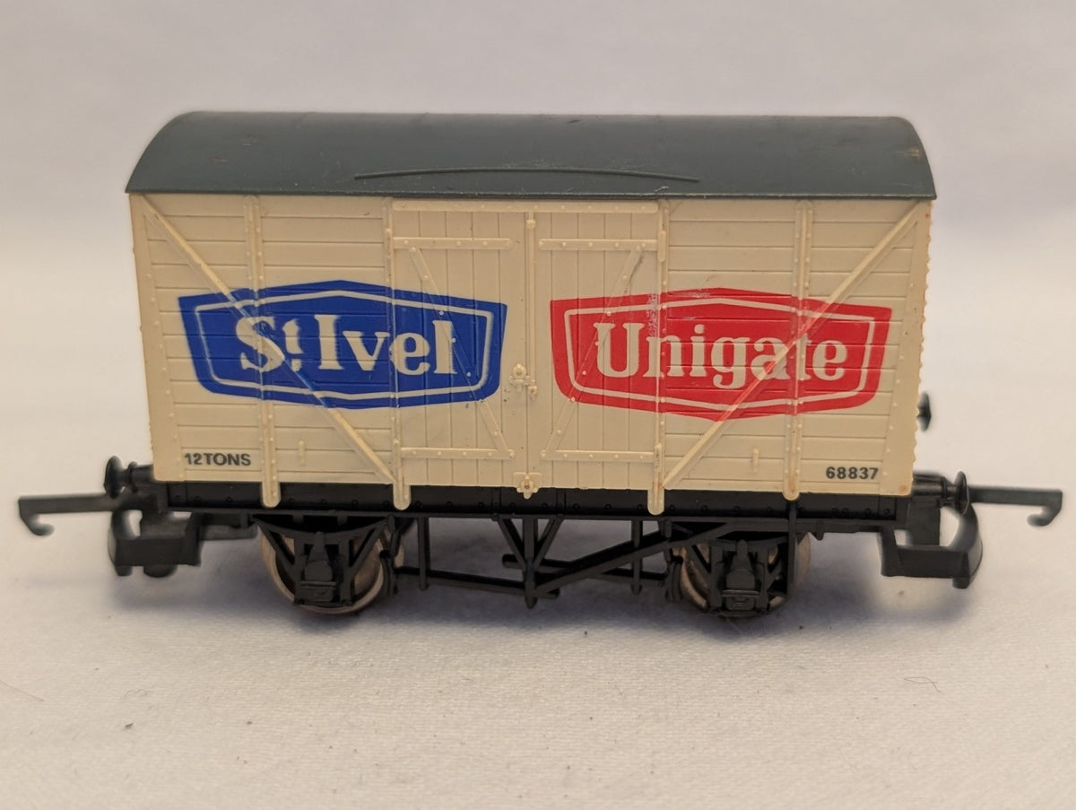 Lima OO Gauge St Ivel / Unigate 12 Ton Box Van Goods Wagon 68837