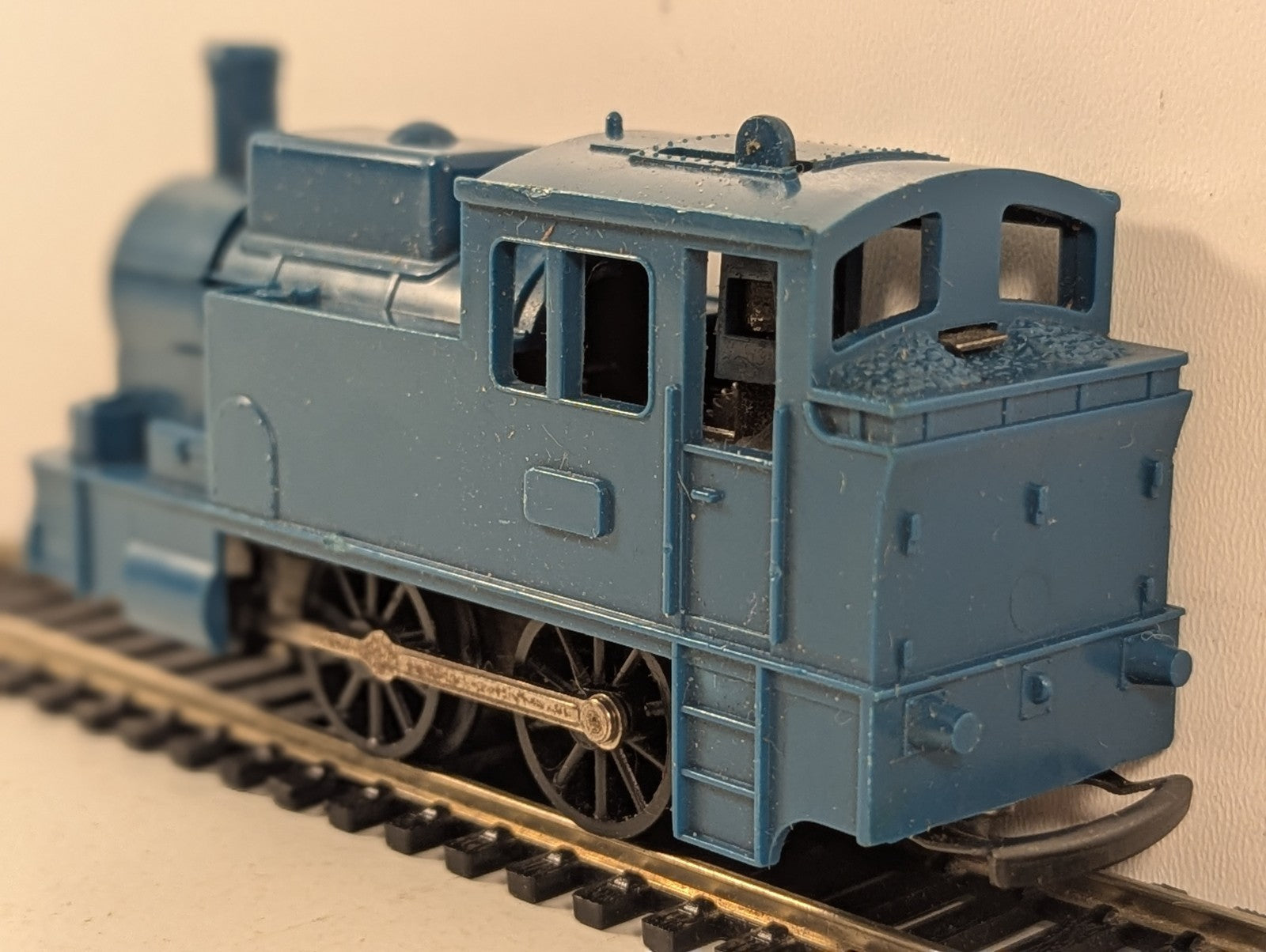 Hornby OO Gauge 0-4-0T Industrial Tank Locomotive Plain Blue  Windup