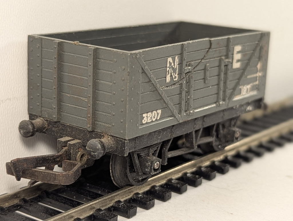 Tri-ang OO Gauge NE 5-Plank Open Wagon Goods Wagon 3207 NE Grey R.10